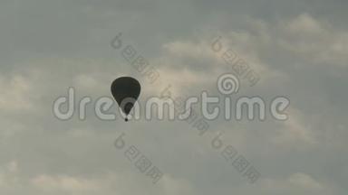 在暗淡的天空空中观看彩色热气球