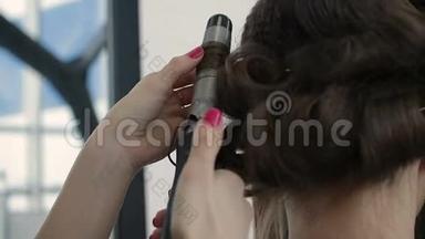 发型师用电动卷发器在顾客头发上做卷发