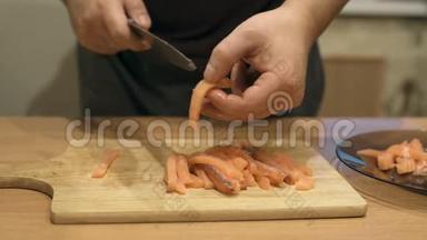 厨师切三文鱼，切三文鱼，刀切鱼，三文鱼，厨师站在寿司吧的厨房里