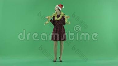 一位年轻的圣诞女士在绿色的屏幕上环顾四周