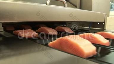 真空包装红鱼（鲑鱼，鲑鱼，粉红色鲑鱼）。 海鲜加工厂