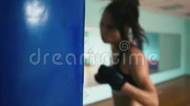 美丽混合赛踢脚拳女子健身室内练拳袋，劲健健身体式跆拳道系列