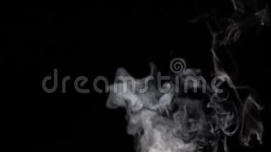 烟雾效果烟雾机在黑色背景上。 慢动作