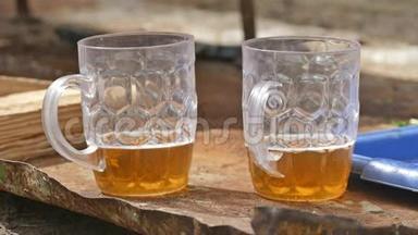 两杯啤酒放在慢动作视频外面的桌子上