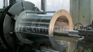 生产中磨削大型金属圆柱形零件的过程