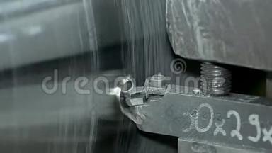 生产中磨削大型金属圆柱形零件的过程