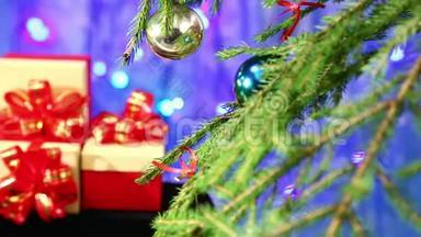 一棵用蓝色<strong>背景</strong>上的球装饰的圣诞树