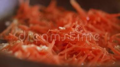 生胡萝卜是用葵花籽油在煎锅里煎的. 素食者在室内烤食物胡萝卜