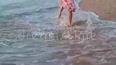 小女孩在沙滩上穿着太阳裙奔跑