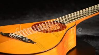 <strong>古代</strong>梨形吉他是由一个水平旋转的木琴制造的