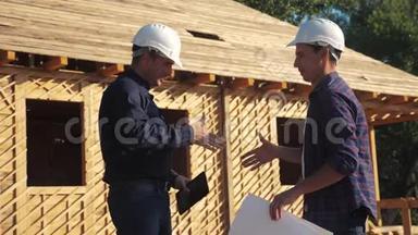 团队合作握手。 概念建筑构建建筑师慢动作视频.. 两个戴头盔的人握手
