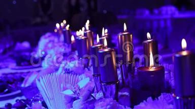 桌子上的装饰<strong>蜡烛</strong>，桌子上的眼镜和圣诞<strong>蜡烛</strong>，婚礼装饰品，白<strong>蜡烛</strong>和<strong>蜡烛</strong>