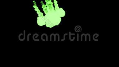 3D渲染辉光绿色墨水溶解在水的黑色背景与卢马哑光作为阿尔法通<strong>道</strong>的视觉<strong>效果</strong>
