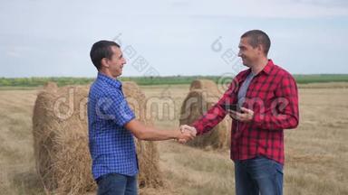 团队农业智慧农业理念.. 两个男人农民的生意牢固友好的<strong>握手</strong>工人<strong>握手</strong>