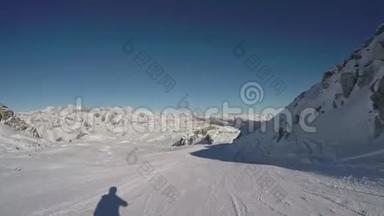 意大利托纳莱，洛格诺。 高山滑雪镜头，滑雪头盔的角度。 从滑雪场下山
