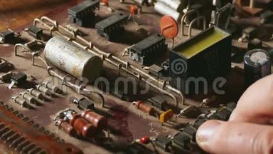 老人修理芯片无线电<strong>技师</strong>烟来修理烙铁。 工程师或<strong>技师</strong>修理