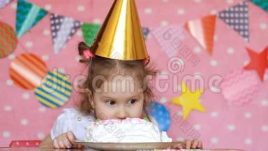 生日。 快乐的女孩在吃蛋糕