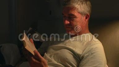 中老年夫妇在床上与男子读书