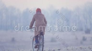 骑自行车穿过<strong>田野</strong>的年轻女子。黎明时分在<strong>田野</strong>里骑自行车的女人。
