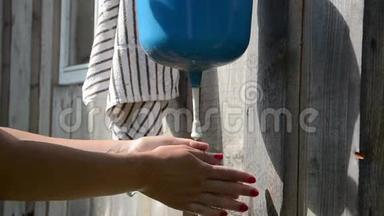 园丁女孩洗手