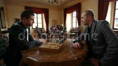 两个商人在老式餐馆下棋