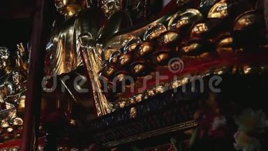 在中国寺庙的<strong>金色佛像</strong>上拍摄