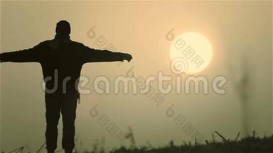 一个男人在日出时训练做运动。黎明时留胡子的男人。