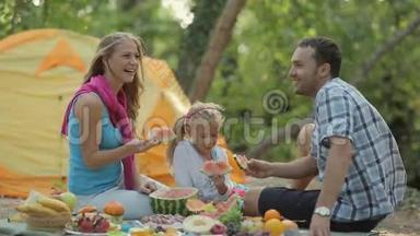 幸福的三口之家笑，吃西瓜