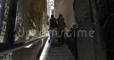 两个游客走在狭窄的老街上