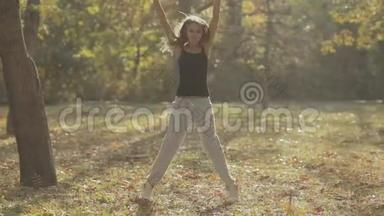 <strong>身材好</strong>的女孩跳起来，在公园里锻炼身体