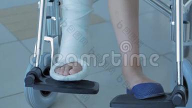 一个坐轮椅的年轻女孩站在医院的走廊里。