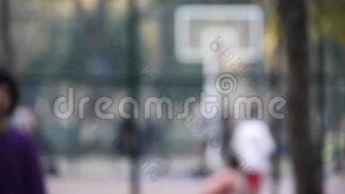年轻人打篮球、街头篮球、体育比赛、走路走向照相机