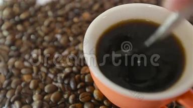 热的，<strong>杯中</strong>的黑<strong>咖啡</strong>和<strong>咖啡</strong>豆