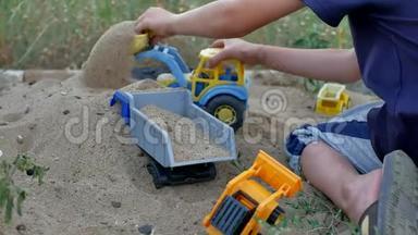 孩子们在沙子玩具里玩。 玩具儿童沙箱海滩沙背景。 暑假孩子们