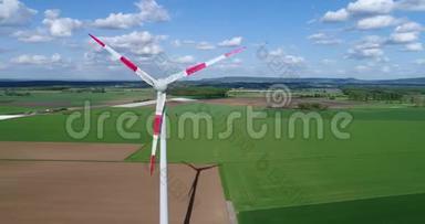 风力发电机的空中景观，绿色田野和草地全景背景下风力发电机的景观
