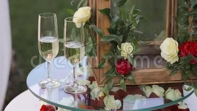 为婚礼准备的桌子和一杯香槟
