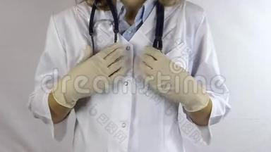 穿长袍的女医生把听诊器戴在脖子上，脱下手套