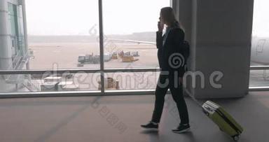 在机场<strong>候机</strong>楼里说手机的女人