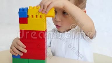 在彩色方块特写中玩耍的小男孩。那男孩在和设计师玩。