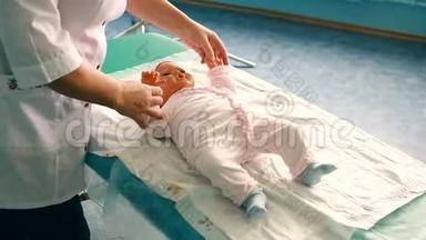 一只手按压婴儿训练娃娃进行<strong>心肺复苏</strong>的妇女
