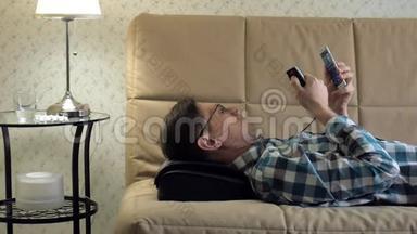 男人躺在家里的沙发上，躺在按摩器的头下，放松的状态