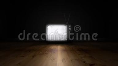 带有城市景观的旧电视，在粉红色屏幕上被打乱的效果包围着