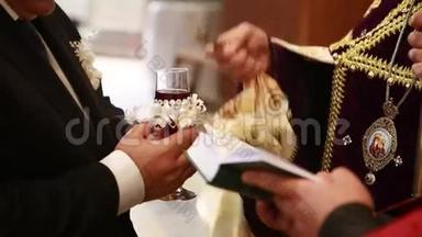 十字架牧师奉献一杯酒