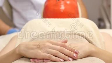 女人躺在桌子上，脸上完全覆盖着有机<strong>美容面膜</strong>，专业<strong>美容</strong>师