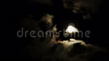 4k月夜时光流逝：经过的云随后黯然失色，<strong>露出</strong>了月亮