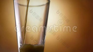 可乐软饮料苏打水倒入玻璃慢镜头在彩色背景
