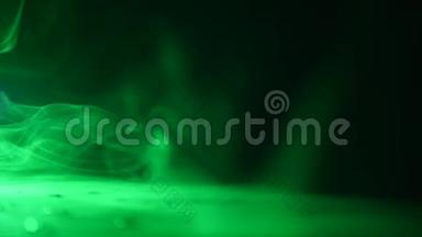 神奇的魔术绿色肥皂泡在黑色桌子上的黑色背景魔术