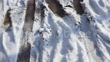 雪中的<strong>脚印</strong>和<strong>脚印</strong>，雪中覆盖的城市街道。