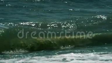 海浪在海岸上肆虐
