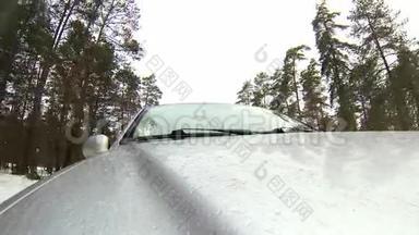 在森林的冬季道路上行驶时，摄像机<strong>安装</strong>在<strong>汽车</strong>上。 它会变成雪。